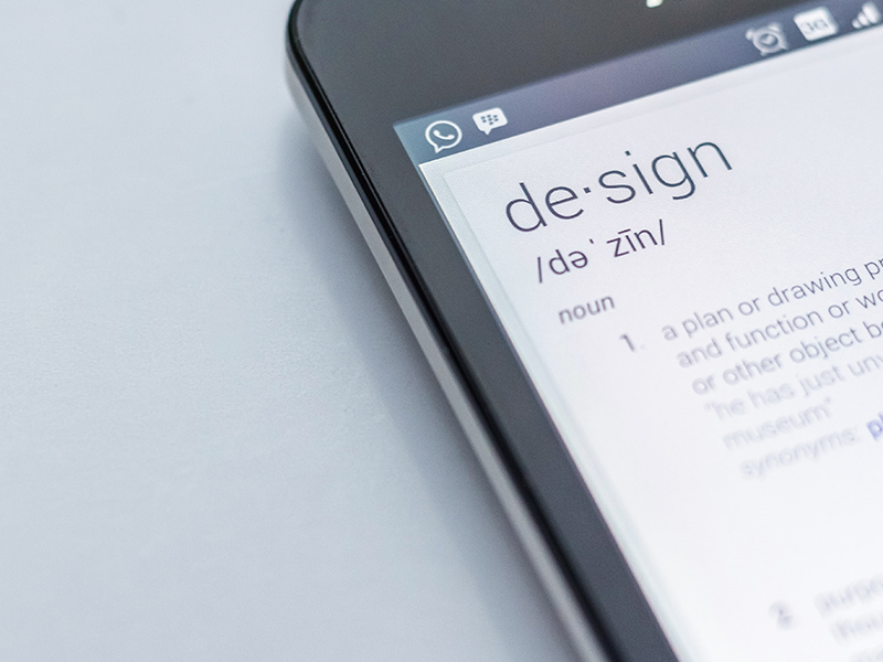 Puhelimen näyttö, jossa näkyy design-sanan määritelmä.